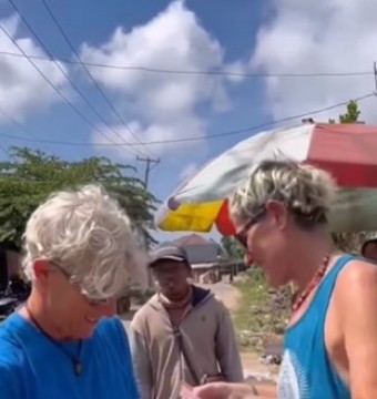 Pedagang es krim keliling dan bule di P Lombok. (Instagram)